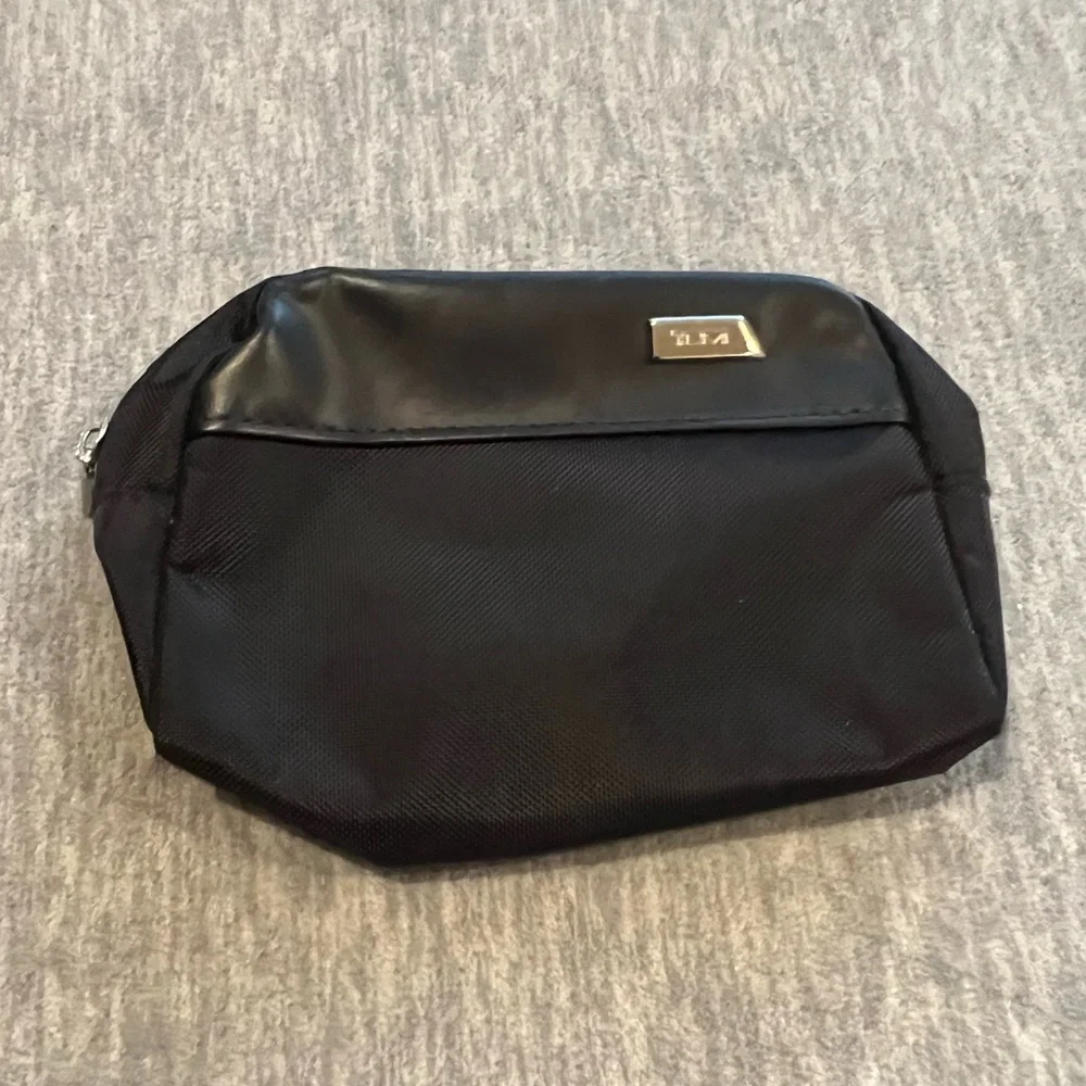 Tumi for Delta amenity toiletry travel bag lightweight business class black‎